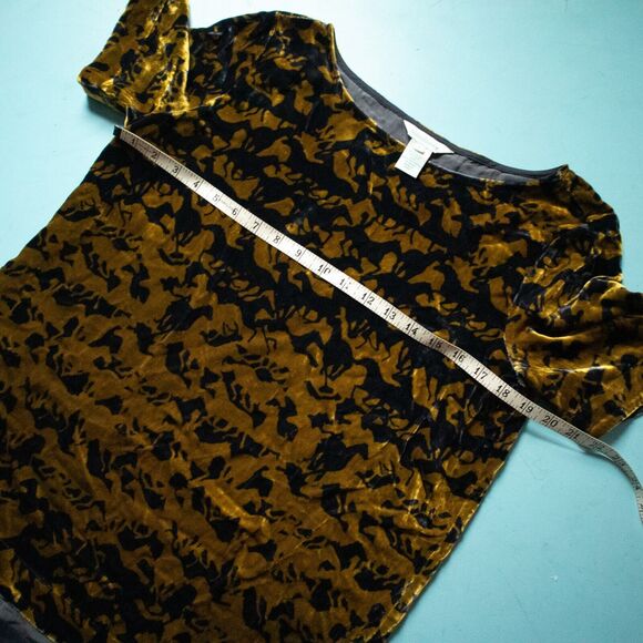 Sundance Silk Velvet Textured Horse Print Short Sleeve Tunic Blouse Size Small - Picture 4 of 6